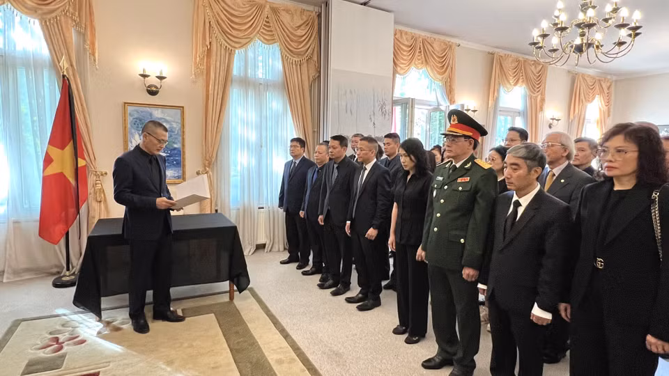 Đại sứ Vũ Quang Minh và các cán bộ Đại sứ quán Việt Nam tại Berlin dành một phút mặc niệm, tưởng nhớ Tổng Bí thư Nguyễn Phú Trọng. (Ảnh: Phương Hoa/TTXVN)