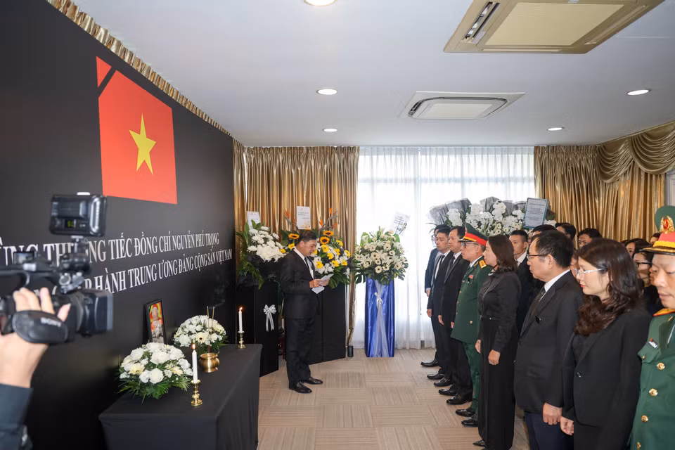 Đại sứ Mai Phước Dũng điểm lại những cống hiến to lớn của Tổng Bí thư Nguyễn Phú Trọng với sự nghiệp xây dựng và phát triển đất nước. (Ảnh: Lê Dương/TTXVN)