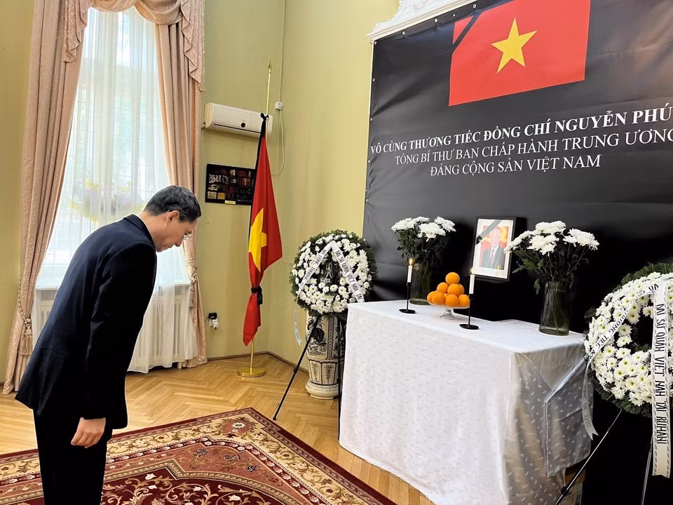 Đại sứ Trung Quốc Hàn Xuân Lâm viếng Tổng Bí thư Nguyễn Phú Trọng tại Đại sứ quán Việt Nam ở Romania. (Ảnh: TTXVN phát)