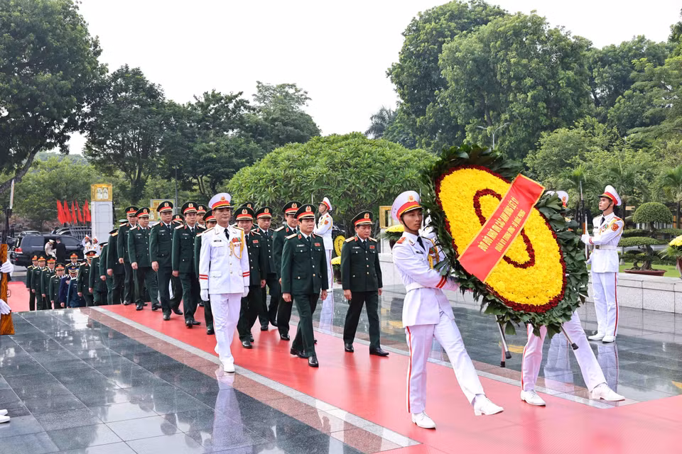 Đoàn đại biểu Quân ủy Trung ương và Bộ Quốc phòng tưởng niệm các anh hùng liệt sỹ. (Ảnh: Minh Đức/TTXVN)