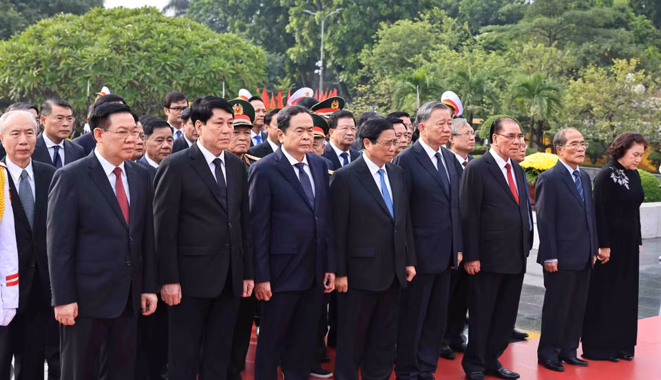 Các đồng chí lãnh đạo, nguyên lãnh đạo Đảng, Nhà nước tưởng niệm các anh hùng liệt sỹ. (Ảnh: Minh Đức/TTXVN)