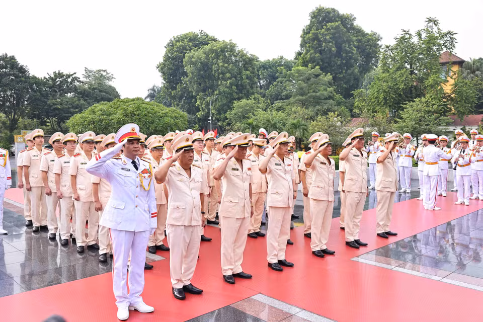 Đoàn đại biểu Đảng ủy Công an Trung ương và Bộ Công an đặt vòng hoa tại Đài tưởng niệm các anh hùng liệt sỹ. (Ảnh: Minh Đức/TTXVN)