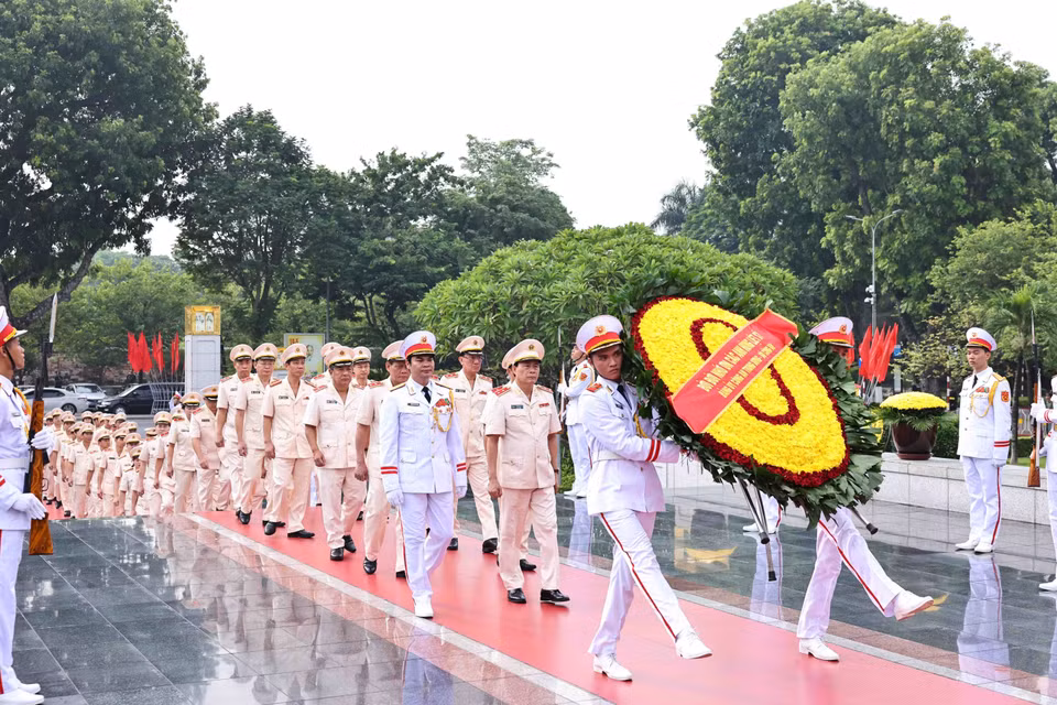 Đoàn đại biểu Đảng ủy Công an Trung ương và Bộ Công an đặt vòng hoa tại Đài tưởng niệm các anh hùng liệt sỹ. (Ảnh: Minh Đức/TTXVN)