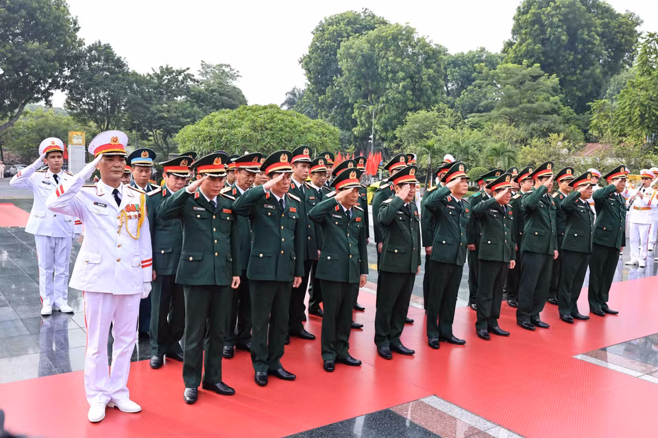 Đoàn đại biểu Quân ủy Trung ương và Bộ Quốc phòng tưởng niệm các anh hùng liệt sỹ. (Ảnh: Minh Đức/TTXVN)