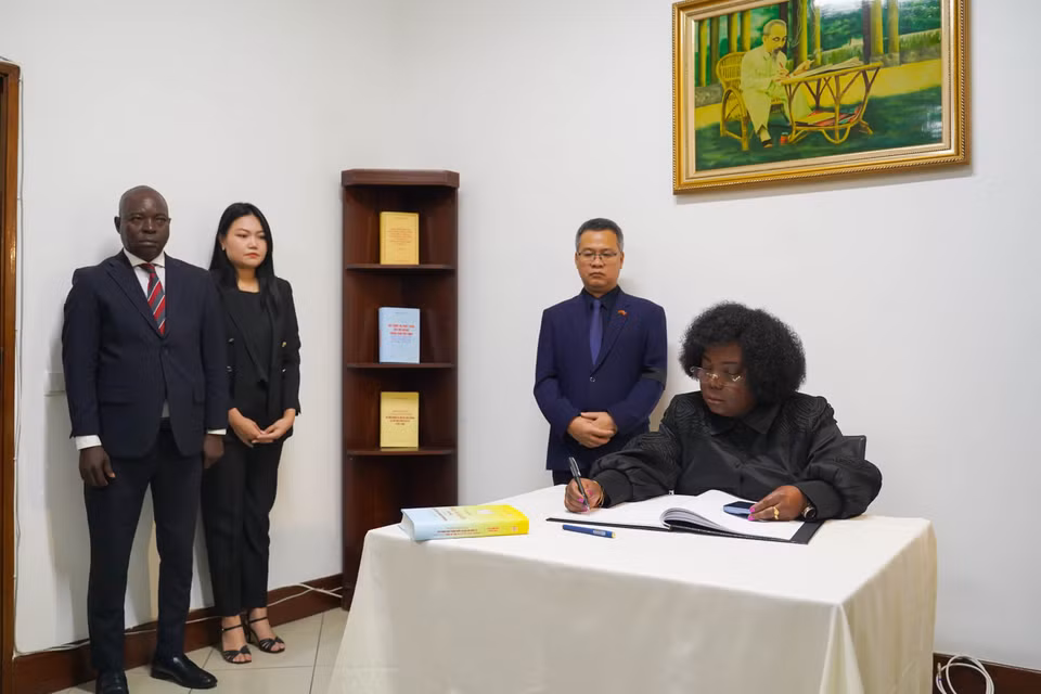 Phó Chủ tịch Đảng Phong trào Nhân dân Giải phóng Angola (MPLA) cầm quyền Luisa Damiao ghi sổ tang. (Ảnh: TTXVN)