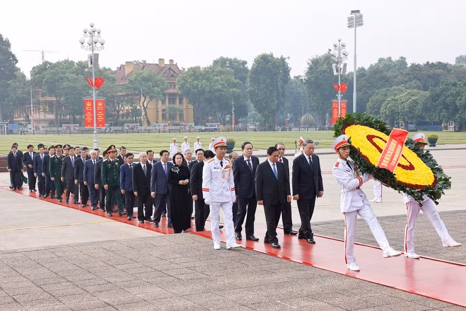 Đoàn đại biểu Ban Chấp hành Trung ương Đảng, Chủ tịch nước, Quốc hội, Chính phủ, Ủy ban Trung ương Mặt trận Tổ quốc Việt Nam đặt vòng hoa, vào Lăng viếng Chủ tịch Hồ Chí Minh. (Ảnh: Doãn Tấn/TTXVN)