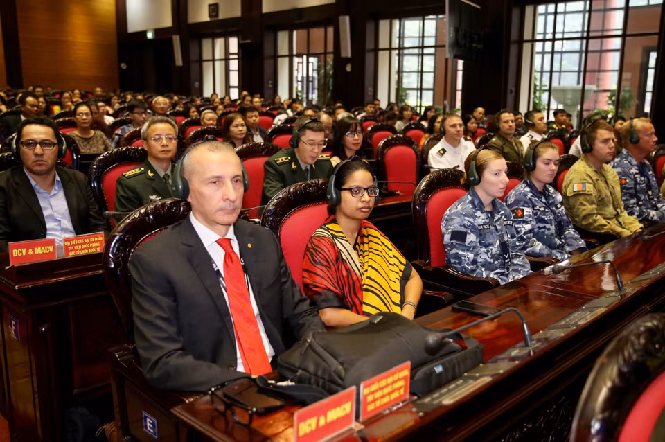 Cán bộ, nhân viên Bệnh viện dã chiến cấp 2 số 2 tham dự lễ xuất quân. (Ảnh: Dương Giang/TTXVN)