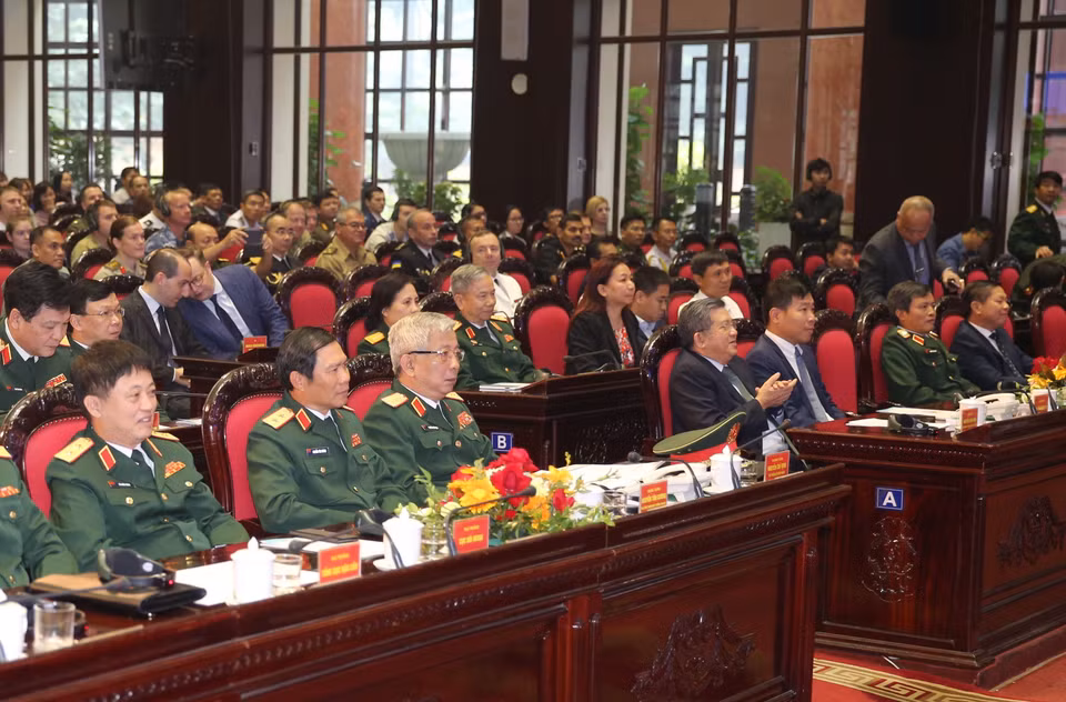 Thượng tướng Nguyễn Chí Vịnh, Thứ trưởng Bộ Quốc phòng và các đại biểu tham dự buổi lễ. (Ảnh: Dương Giang/TTXVN)