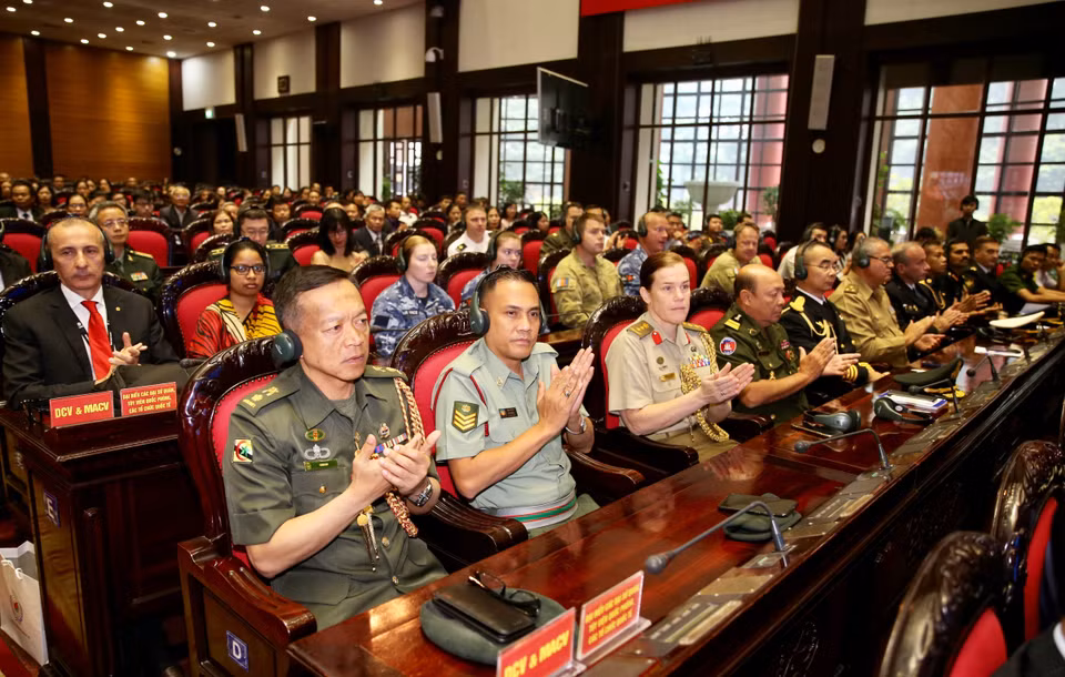 Các đại biểu quốc tế tham dự lễ xuất quân. (Ảnh: Dương Giang/TTXVN)