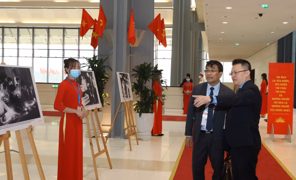 Lãnh đạo Thông tấn xã Việt Nam giới thiệu về những bức ảnh về phong trào thi đua yêu nước qua các thời kỳ do phóng viên TTXVN thực hiện, trưng bày tại Đại hội. (Ảnh: Văn Điệp/TTXVN)