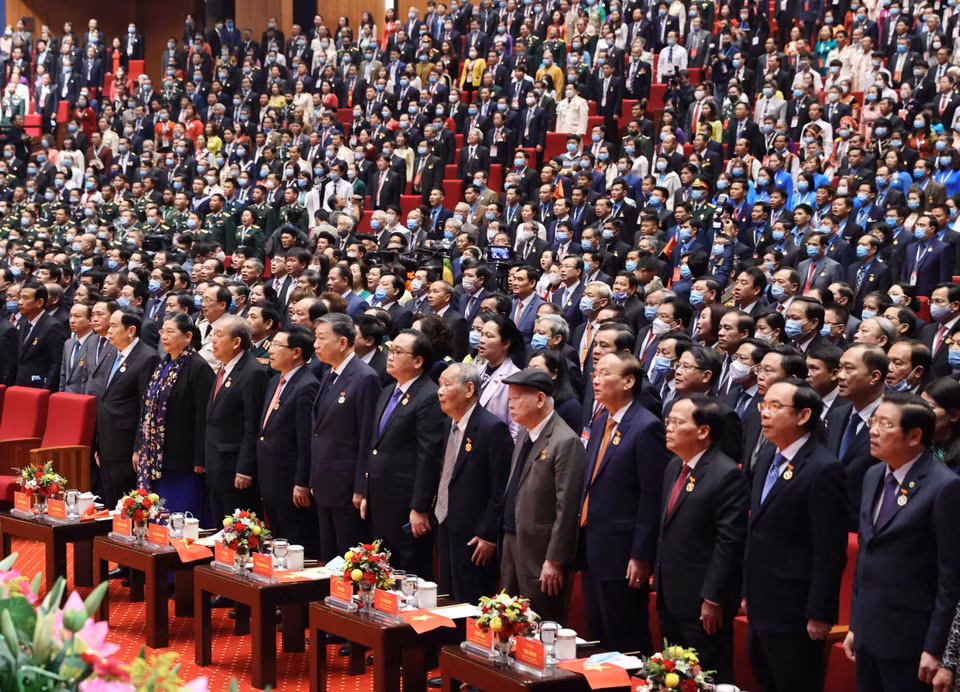 Các vị lãnh đạo, nguyên lãnh đạo Đảng Nhà nước cùng các đại biểu thực hiện nghi lễ chào cờ. (Ảnh: Thống Nhất/TTXVN)