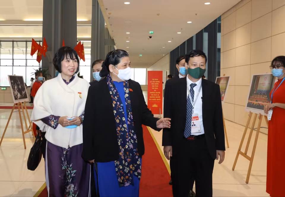 Lãnh đạo Thông tấn xã Việt Nam giới thiệu với Phó Chủ tịch Thường trực Quốc hội Tòng Thị Phóng những bức ảnh về phong trào thi đua yêu nước qua các thời kỳ do phóng viên TTXVN thực hiện, trưng bày tại Đại hội. (Ảnh: Văn Điệp/TTXVN)