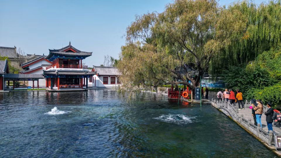 Cổ thành Minh Thủy lấy "hai con suối nối" Bách Mạch Tuyền và Nhãn Minh Tuyền làm cốt lõi và mở rộng ra khu vực "hợp lưu hai con sông" Tú Nguyên và Tú Giang. Bách Mạch Tuyền nghĩa là "Trăm dòng suối," là đầu nguồn của suối Minh Thủy và là nguồn của sông Tú Giang, đồng thời là một trong 72 con suối nổi tiếng ở Tế Nam. (Ảnh: Tiến Trung-Mạnh Cường-Thành Dương/Vietnam+)