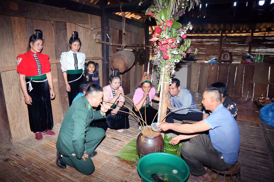 Chủ nhà mời khách mời uống rượu cần sau khi thực hiện xong nghi lễ. (Ảnh: Quang Quyết/TTXVN)