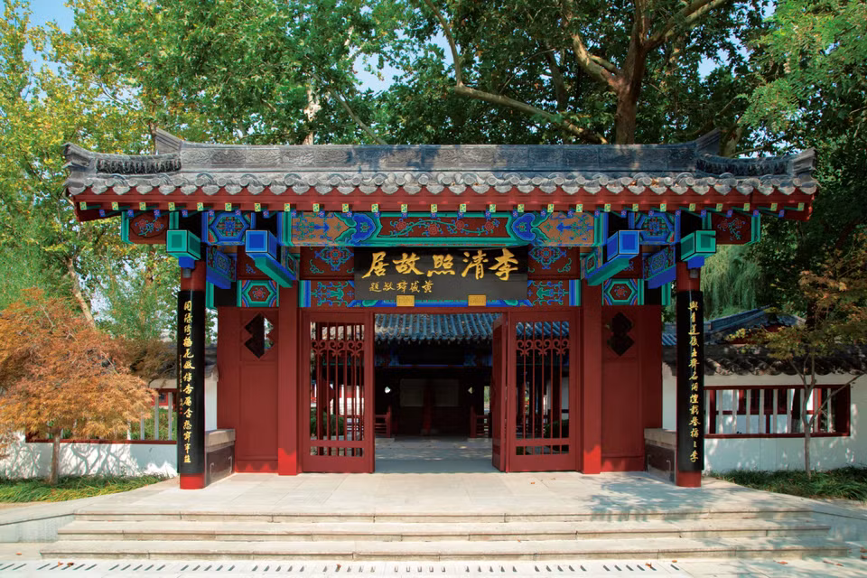Nơi đây được xây dựng dựa trên nền tảng tự nhiên và sự tích lũy văn hóa của Thành cổ Minh Thủy nghìn năm tuổi, tích hợp sinh thái các dòng suối, lịch sử và nhân văn, di sản văn hóa, tham quan, nghỉ dưỡng, sáng tạo văn hóa và môi trường sống sinh thái. Đây là một điểm đến du lịch, giải trí và nghỉ dưỡng toàn diện hạng nhất quốc tế, với nhiều cảnh đẹp làm say đắm lòng người. (Ảnh: Tiến Trung-Mạnh Cường-Thành Dương/Vietnam+)