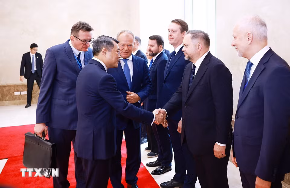 Thủ tướng Cộng hòa Ba Lan Donald Tusk giới thiệu với Thủ tướng Lê Minh Hưng thành viên đoàn Ba Lan. (Ảnh: Dương Giang/TTXVN)