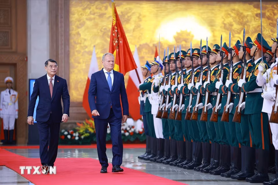 Thủ tướng Lê Minh Hưng và Thủ tướng Ba Lan Donald Tusk duyệt Đội danh dự Quân đội nhân dân Việt Nam. (Ảnh: Dương Giang/TTXVN)