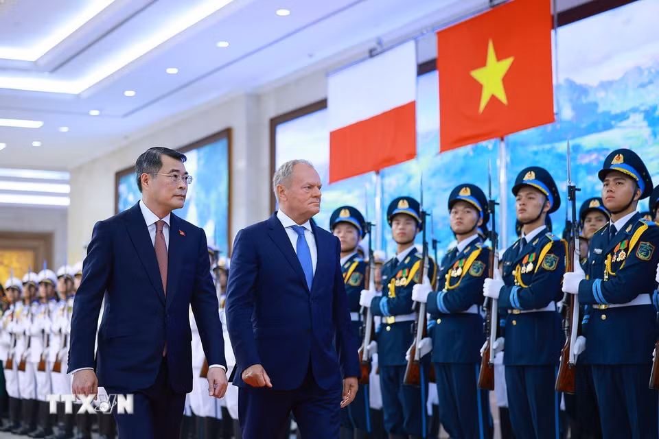 Thủ tướng Lê Minh Hưng và Thủ tướng Ba Lan Donald Tusk duyệt Đội danh dự Quân đội nhân dân Việt Nam. (Ảnh: Dương Giang/TTXVN)