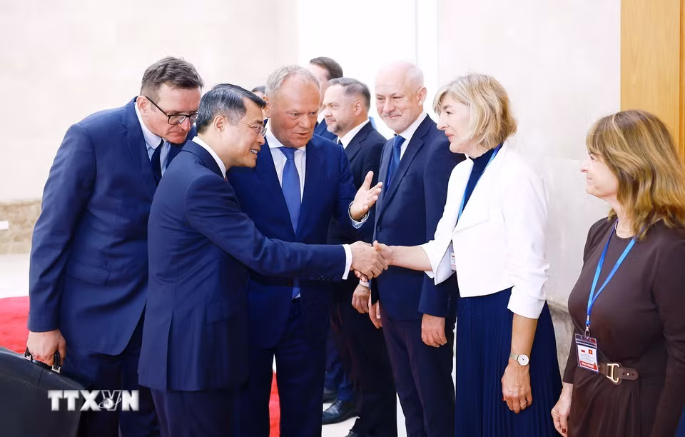 Thủ tướng Cộng hòa Ba Lan Donald Tusk giới thiệu với Thủ tướng Lê Minh Hưng thành viên đoàn Ba Lan. (Ảnh: Dương Giang/TTXVN)