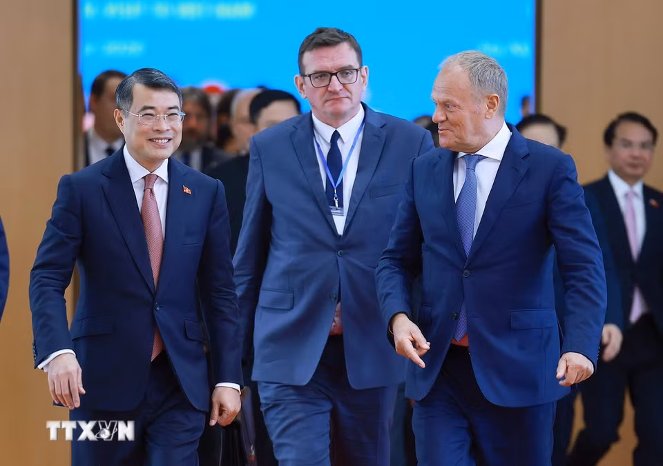 Thủ tướng Lê Minh Hưng và Thủ tướng Cộng hòa Ba Lan Donald Tusk. (Ảnh: Dương Giang/TTXVN)