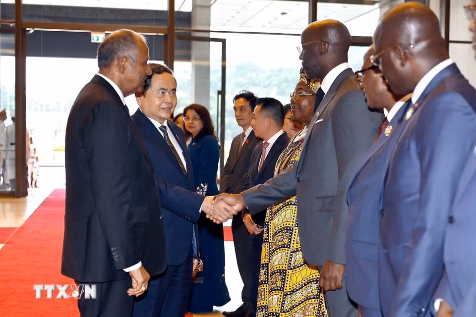Chủ tịch Quốc hội Trần Thanh Mẫn với thành viên đoàn Côte d’Ivoire. (Ảnh: Doãn Tấn/TTXVN) ​
