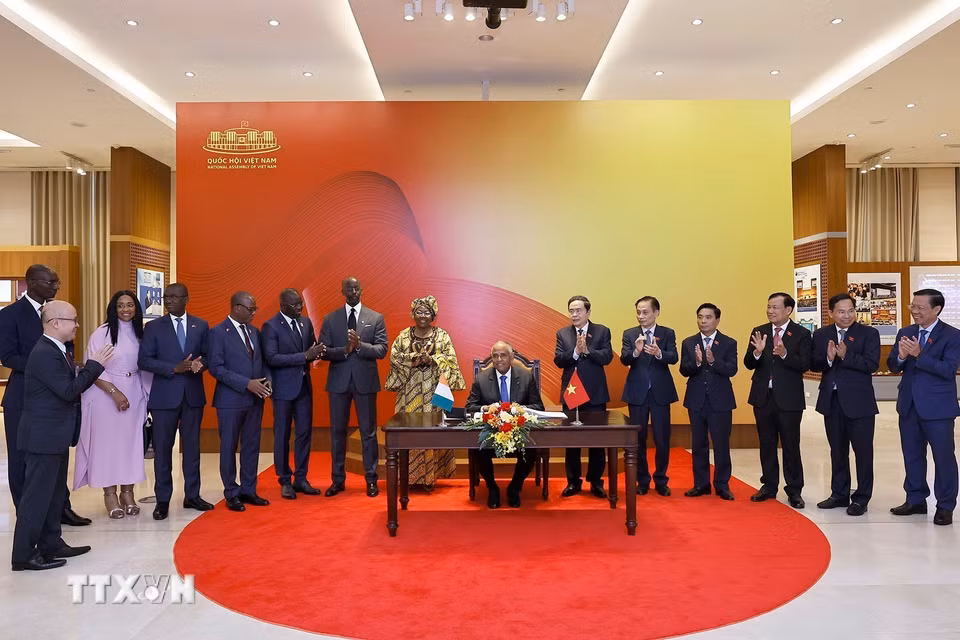 Chủ tịch Quốc hội Cộng hòa Côte d’Ivoire (Bờ Biển Ngà) Patrick Achi ký sổ lưu niệm. (Ảnh: Doãn Tấn/TTXVN)