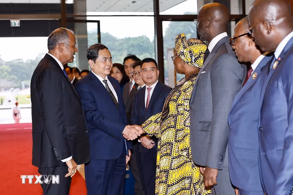 Chủ tịch Quốc hội Trần Thanh Mẫn với thành viên đoàn Côte d’Ivoire. (Ảnh: Doãn Tấn/TTXVN)