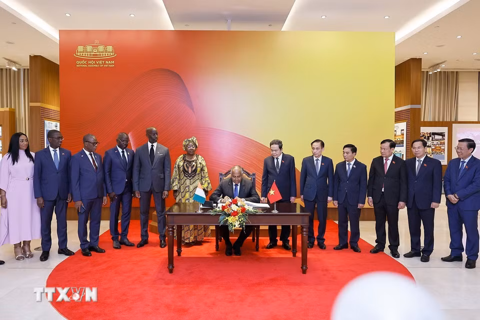 Chủ tịch Quốc hội Cộng hòa Côte d’Ivoire (Bờ Biển Ngà) Patrick Achi ký sổ lưu niệm. (Ảnh: Doãn Tấn/TTXVN)