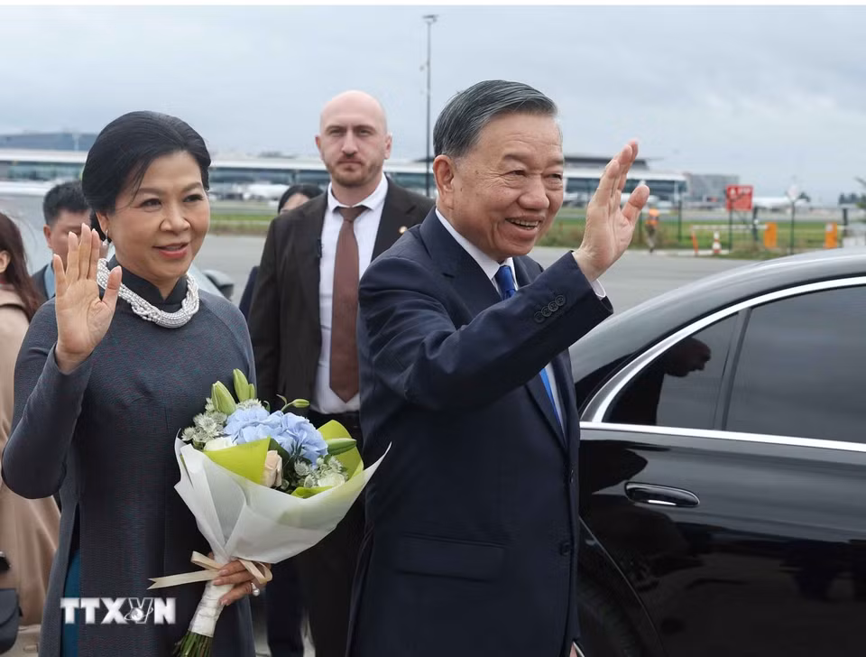 Tổng Bí thư, Chủ tịch nước Tô Lâm và Phu nhân Ngô Phương Ly đến thủ đô Brussels, bắt đầu thăm chính thức EU và Bỉ. (Ảnh: Thống Nhất/TTXVN)