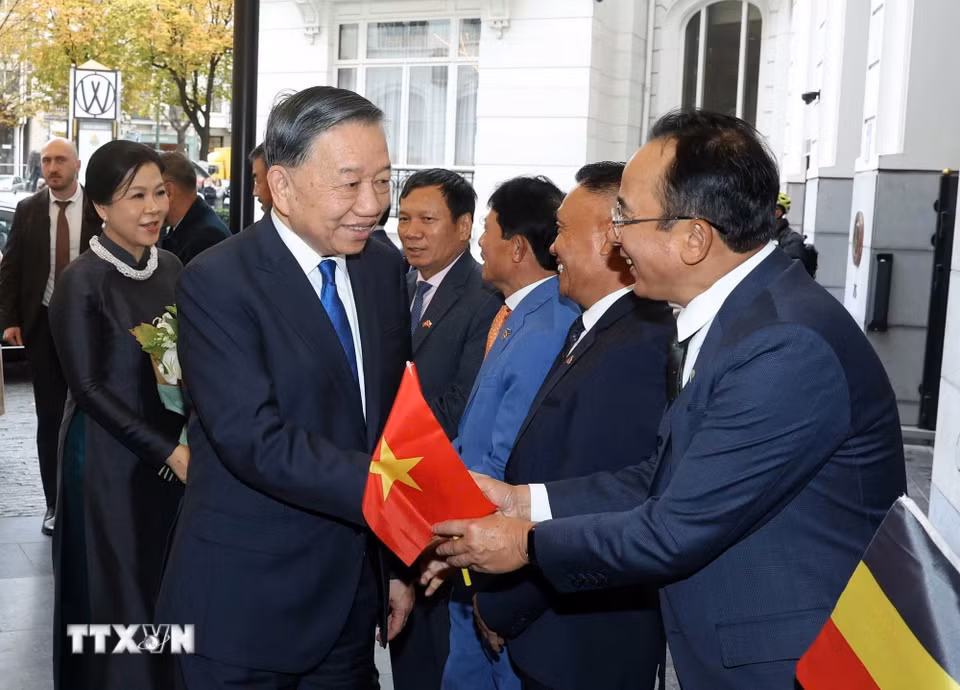 Kiều bào các nước trong khu vực đón Tổng Bí thư, Chủ tịch nước Tô Lâm và Phu nhân Ngô Phương Ly tại khách sạn. (Ảnh: Thống Nhất/TTXVN)