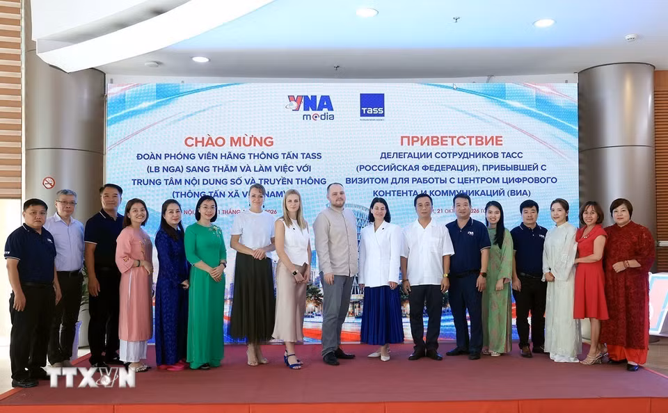 Đoàn phóng viên Hãng thông tấn TASS (Liên bang Nga) chụp ảnh chung cùng cán bộ, phóng viên Trung tâm Nội dung số và Truyền thông. (Ảnh: Tuấn Anh/TTXVN)