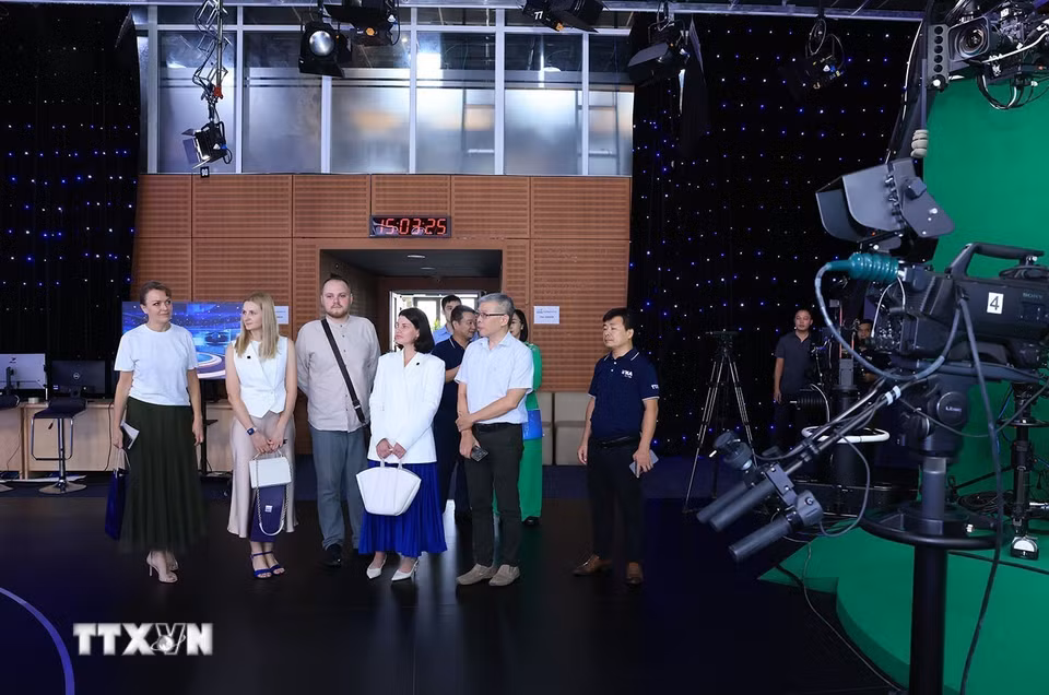 Đoàn phóng viên Hãng thông tấn TASS (Liên Bang Nga) thăm trường quay của Trung tâm Nội dung số và Truyền thông. (Ảnh: Tuấn Anh/TTXVN)