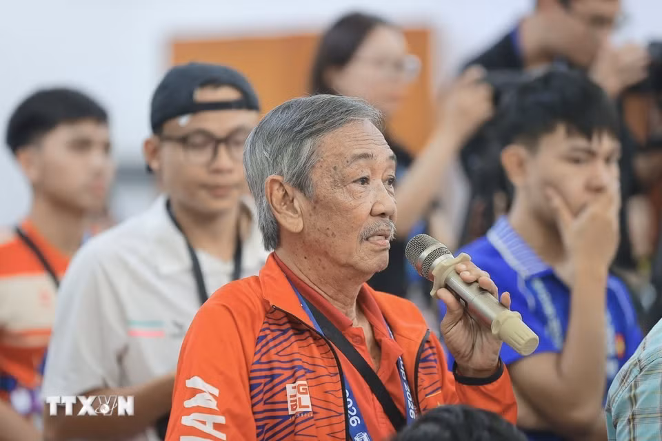 Phóng viên đặt câu hỏi tại họp báo. (Ảnh: Minh Quyết/TTXVN)