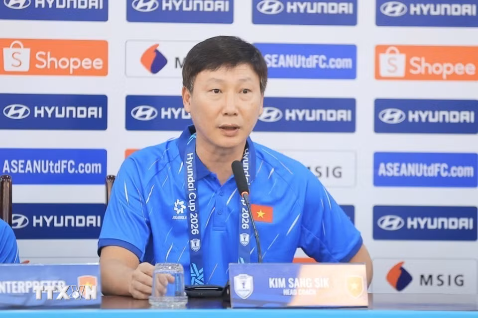 Huấn luyện viên trưởng đội tuyển Việt Nam Kim Sang Sik phát biểu tại Họp báo. (Ảnh: Minh Quyết/TTXVN)