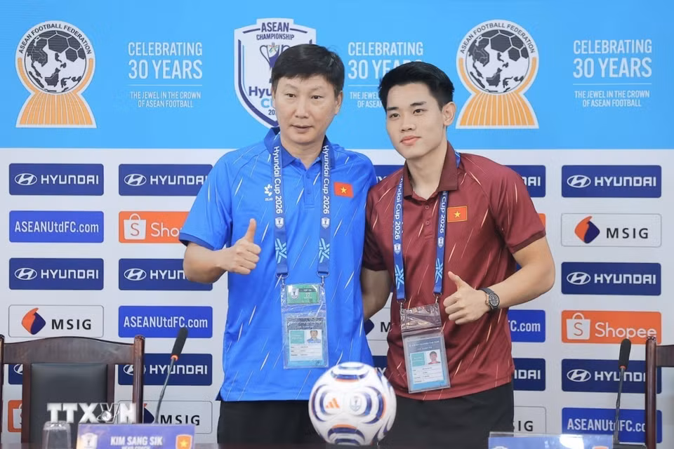 Huấn luyện viên Kim Sang Sik và tiền đạo Đình Bắc tại họp báo. (Ảnh: Minh Quyết/TTXVN)