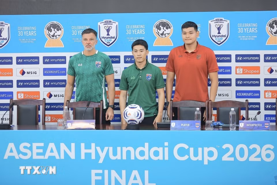 Huấn luyện viên trưởng đội tuyển Thái Lan Anthony Hudson và cầu thủ tại Họp báo. (Ảnh: Minh Quyết/TTXVN)
