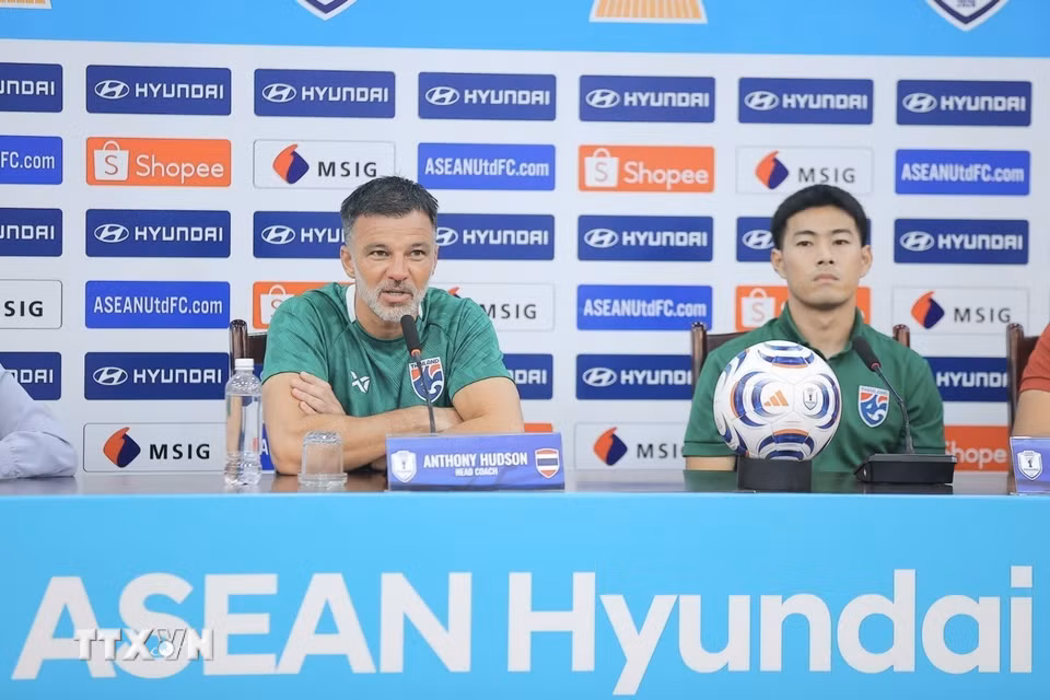 Huấn luyện viên trưởng đội tuyển Thái Lan Anthony Hudson phát biểu tại Họp báo. (Ảnh: Minh Quyết/TTXVN)