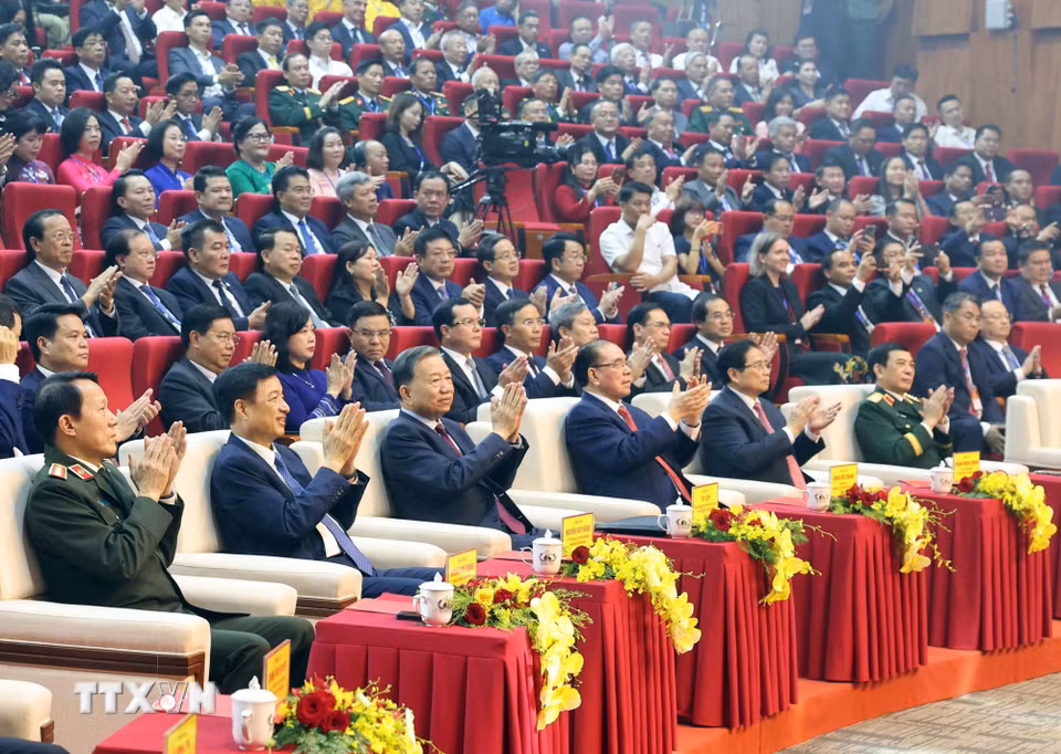 Tổng Bí thư, Chủ tịch nước Tô Lâm và các đại biểu dự Lễ công bố Nghị quyết của Quốc hội về việc thành lập thành phố Quảng Ninh và đón nhận Huân chương Lao động hạng Nhất. (Ảnh: Thống Nhất/TTXVN)