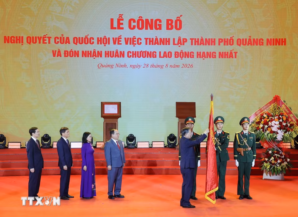 Tổng Bí thư, Chủ tịch nước Tô Lâm trao tặng Huân chương Lao động hạng Nhất cho Đảng bộ, Chính quyền và Nhân dân thành phố Quảng Ninh. (Ảnh: Thống Nhất/TTXVN)