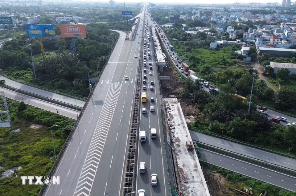Phòng Cảnh sát giao thông khuyến cáo người dân chủ động chọn lộ trình thay thế, đi Võ Nguyên Giáp về cầu Đồng Nai khi cao tốc quá tải. (Ảnh: Hồng Đạt/TTXVN)
