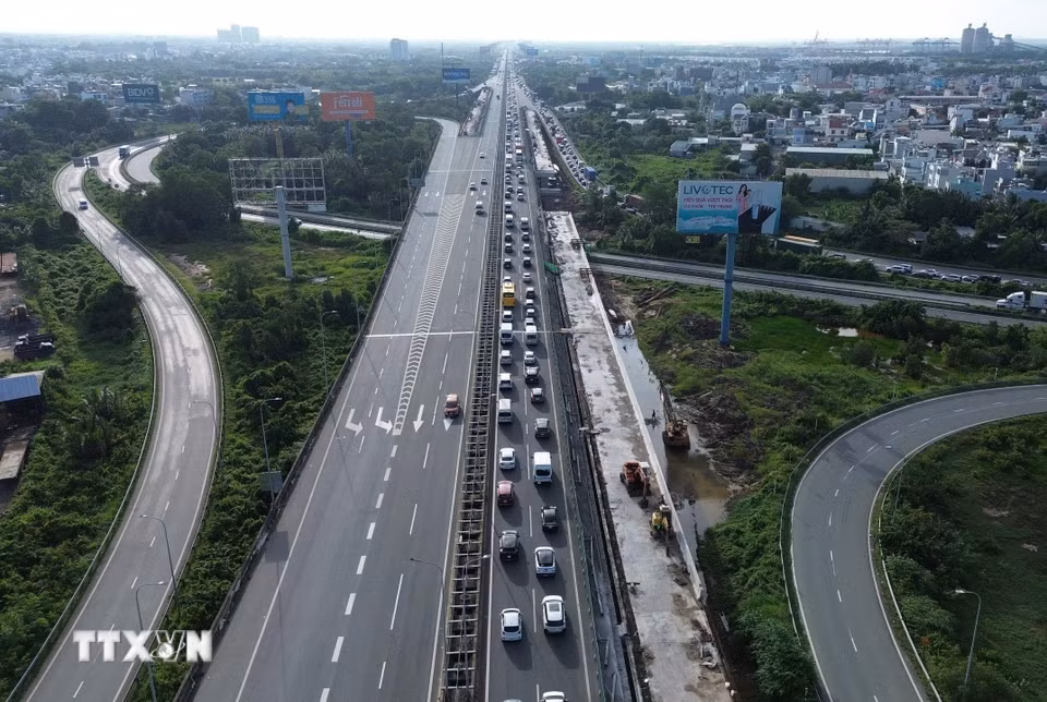 Cao tốc Thành phố Hồ Chí Minh-Long Thành ùn ứ kéo dài 10km sáng 30/8 - ngày nghỉ lễ thứ hai kỳ nghỉ Quốc khánh 2/9. (Ảnh: Hồng Đạt/TTXVN)