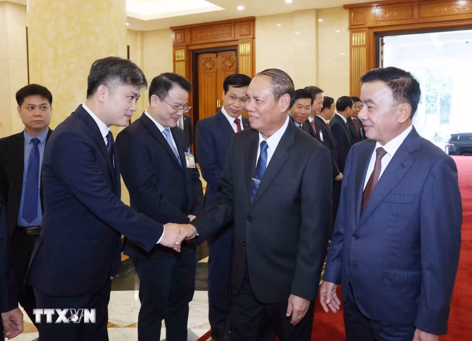 Đồng chí Trần Cẩm Tú, Ủy viên Bộ Chính trị, Thường trực Ban Bí thư và đồng chí Vilay Lakhamphong, Ủy viên Bộ Chính trị, Thường trực Ban Bí thư Lào với các đại biểu cấp cao Đảng Cộng sản Việt Nam. (Ảnh: Phương Hoa/TTXVN)
