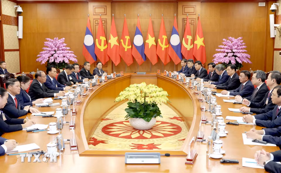 Đồng chí Trần Cẩm Tú, Ủy viên Bộ Chính trị, Thường trực Ban Bí thư hội đàm với đồng chí Vilay Lakhamphong, Ủy viên Bộ Chính trị, Thường trực Ban Bí thư Trung ương Đảng Nhân dân Cách mạng Lào sang thăm chính thức Việt Nam. (Ảnh: Phương Hoa/TTXVN)
