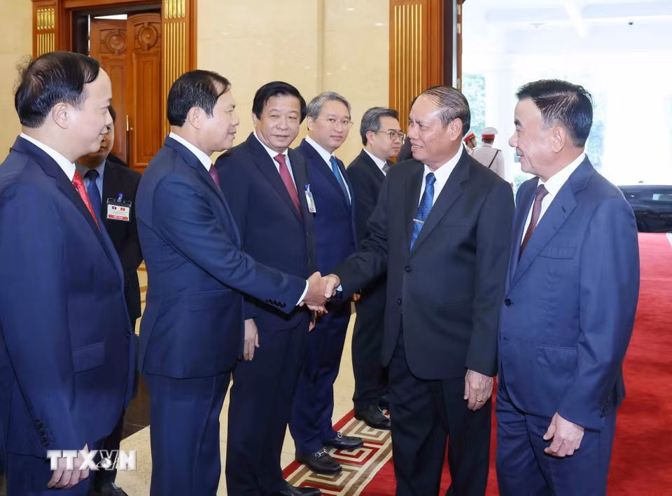 Đồng chí Trần Cẩm Tú, Ủy viên Bộ Chính trị, Thường trực Ban Bí thư và đồng chí Vilay Lakhamphong, Ủy viên Bộ Chính trị, Thường trực Ban Bí thư Lào với các đại biểu cấp cao Đảng Cộng sản Việt Nam. (Ảnh: Phương Hoa/TTXVN)
