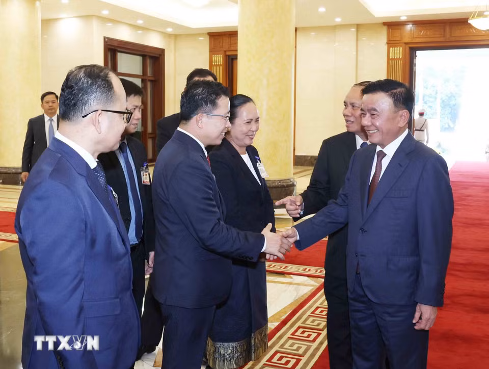 Thường trực Ban Bí thư Trần Cẩm Tú cùng các đồng chí đoàn đại biểu cấp cao Đảng Nhân dân Cách mạng Lào. (Ảnh: Phương Hoa/TTXVN)