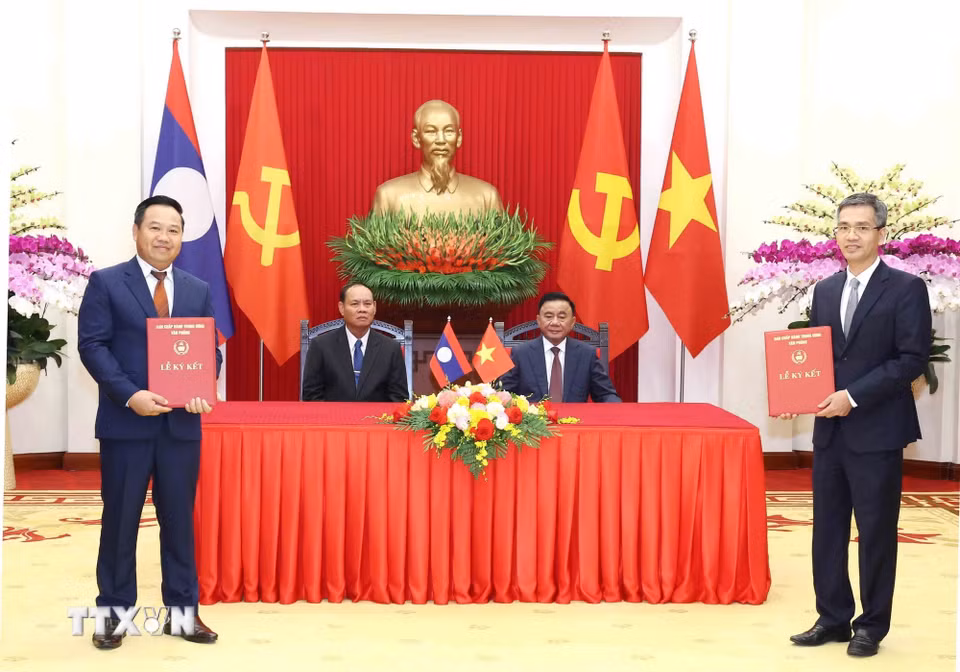 Lễ trao văn kiện hợp tác về Đề án chuyển đổi số giữa Văn phòng Trung ương Đảng và Văn phòng Trung ương Đảng Lào. (Ảnh: Phương Hoa/TTXVN)