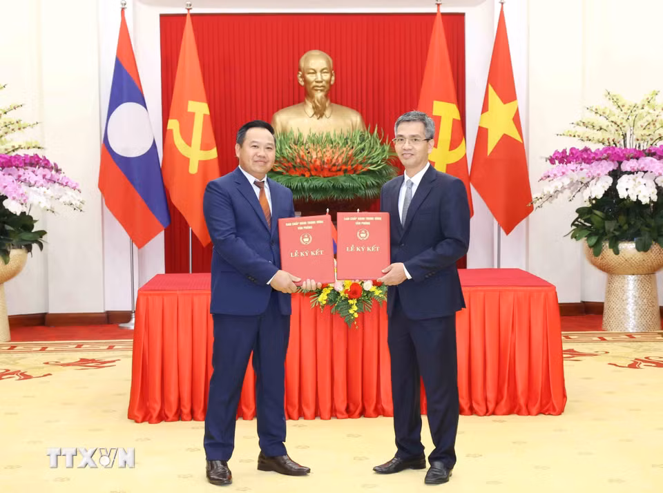 Lễ trao văn kiện hợp tác về Đề án chuyển đổi số giữa Văn phòng Trung ương Đảng và Văn phòng Trung ương Đảng Lào. (Ảnh: Phương Hoa/TTXVN)