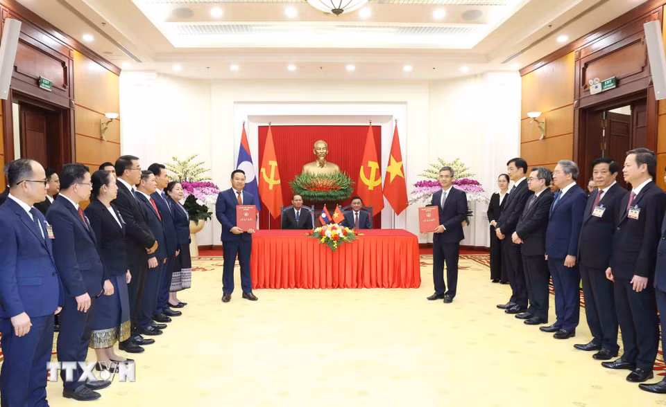 Lễ trao văn kiện hợp tác về Đề án chuyển đổi số giữa Văn phòng Trung ương Đảng và Văn phòng Trung ương Đảng Lào. (Ảnh: Phương Hoa/TTXVN)