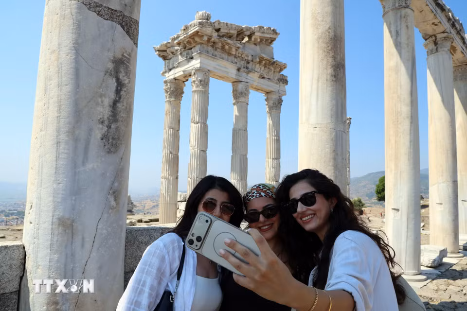 Du khách tham quan thành cổ Bergama ở lưu vực Bakircay, tỉnh Izmir, Thổ Nhĩ Kỳ. (Ảnh: THX/TTXVN phát)