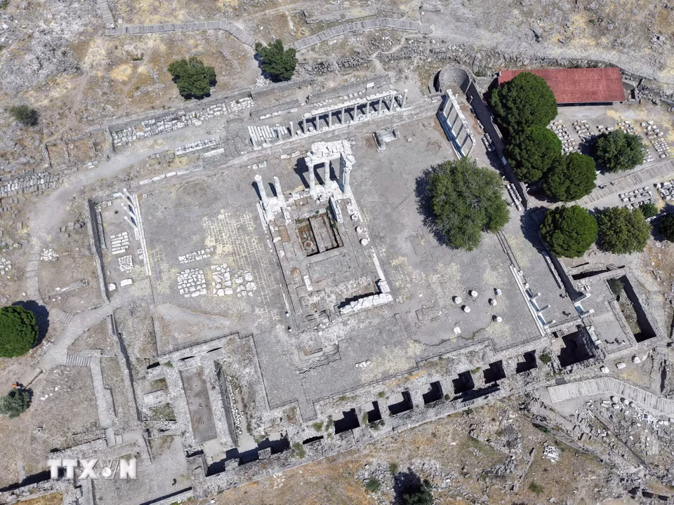 Nổi bật trong quần thể là khu Acropolis Bergama với các lớp lịch sử trải dài từ thời Hy Lạp hóa đến các thời kỳ La Mã, Byzantine, Beylik và Ottoman. (Ảnh: THX/TTXVN phát)